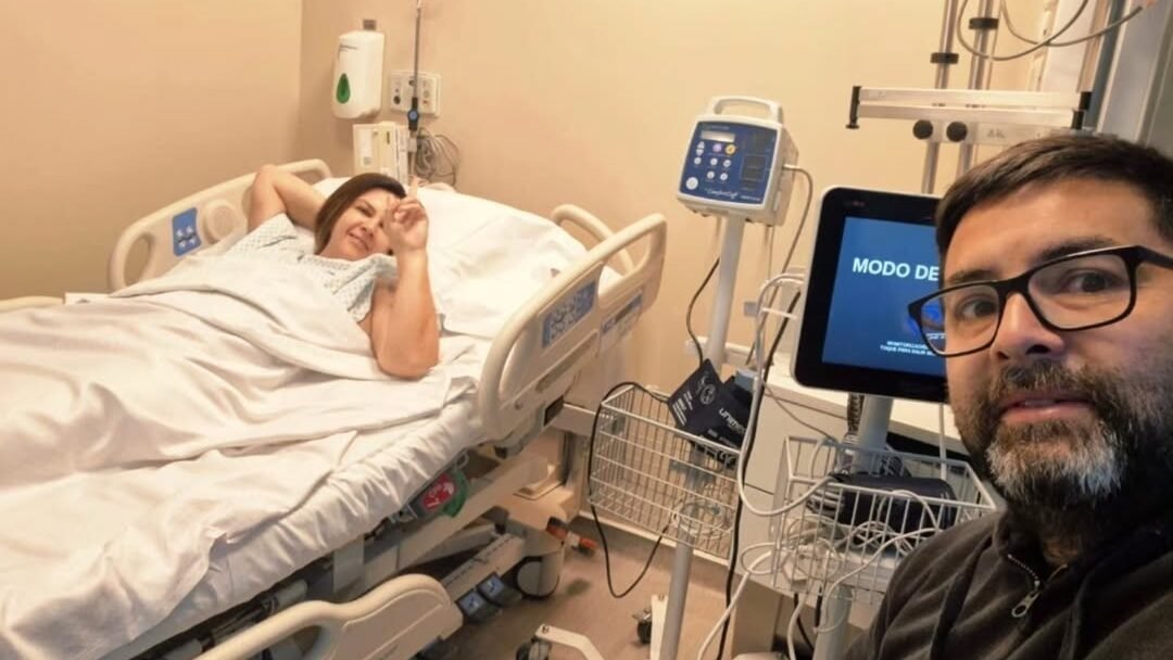 Scarleth Cárdenas en la sala del hospital