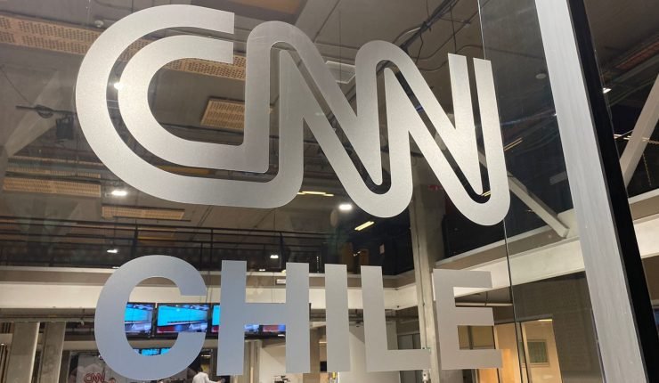 CNN Chile tuvo nuevo viernes negro: Más de diez personas fueron despedidas y equipo completo de uno de los programas fue cesado de sus funciones